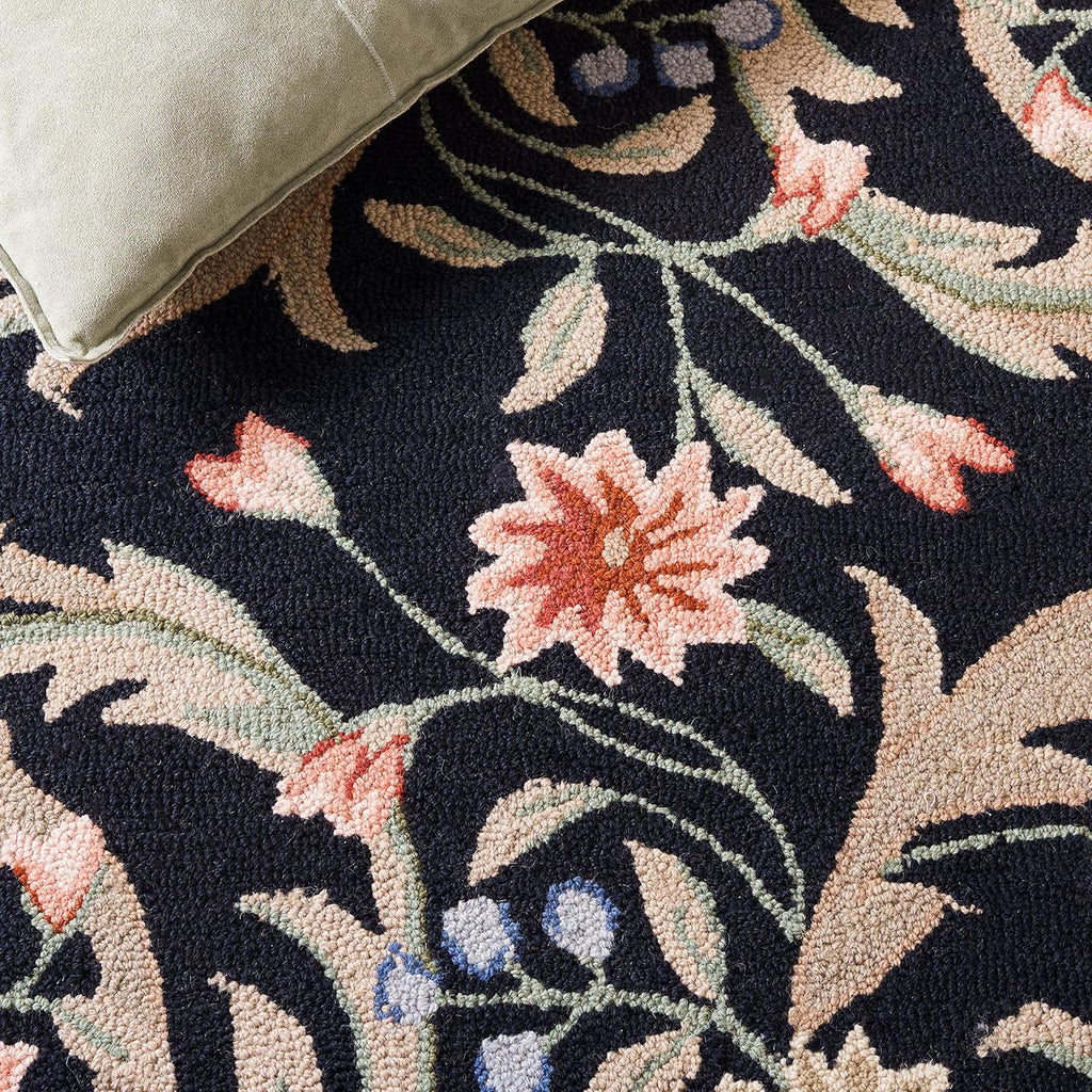 2'6"x6' Black Traditional Wool Runner Rug